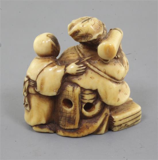 An ivory netsuke of a woman and child, 19th century, h. 3.1cm